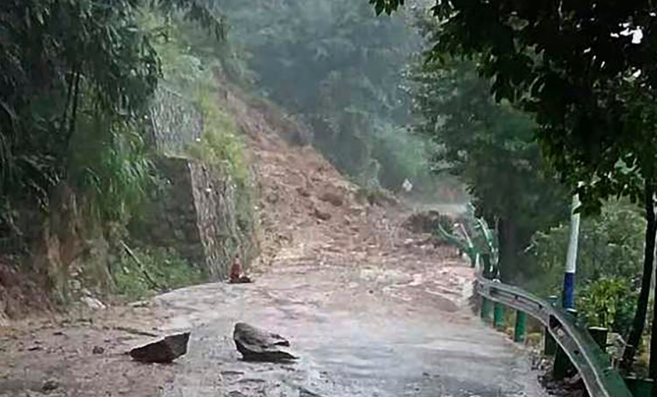 Landslip Brings Down Chinese