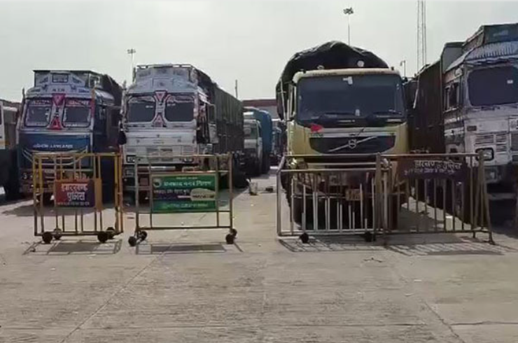 Trucks Stranded as West Bengal Seals